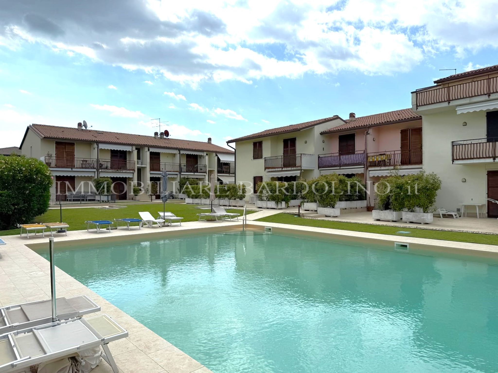 Trilocale con terrazzo vista lago e piscina