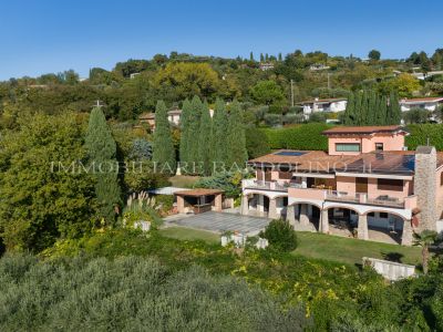 Villa Vista Lago con Ampio Terreno