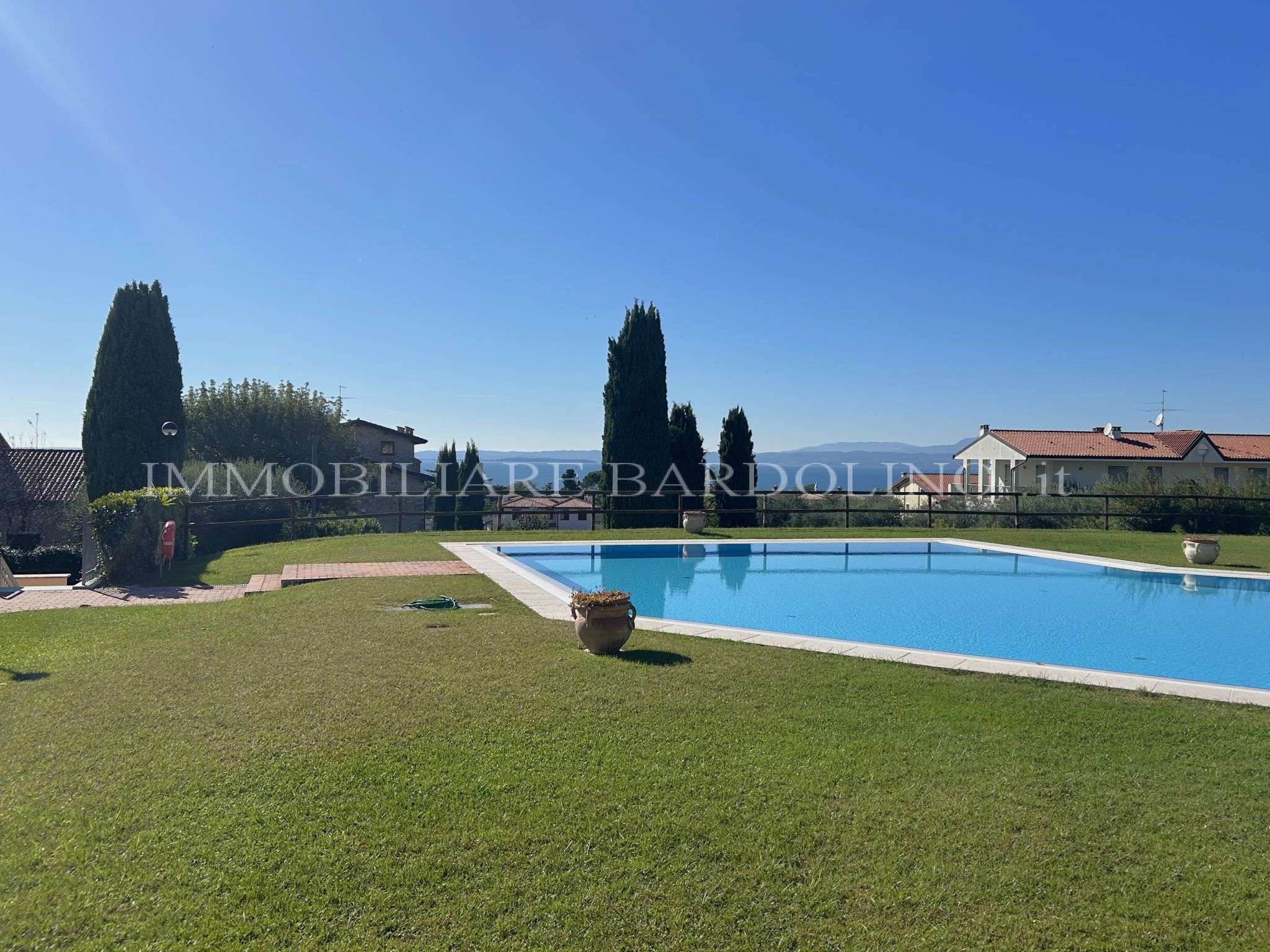 Ampio trilocale in residence con piscina